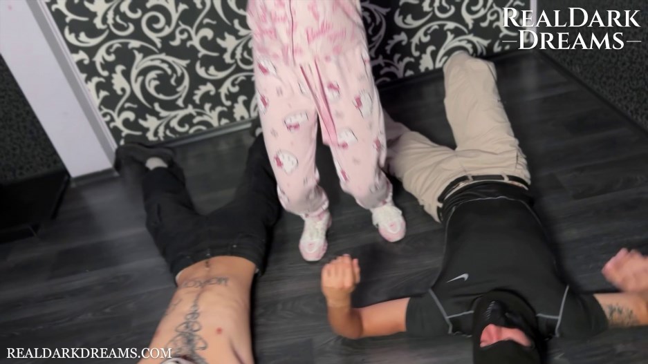 Sweet Fetish Land - She Doesnt Like Guests